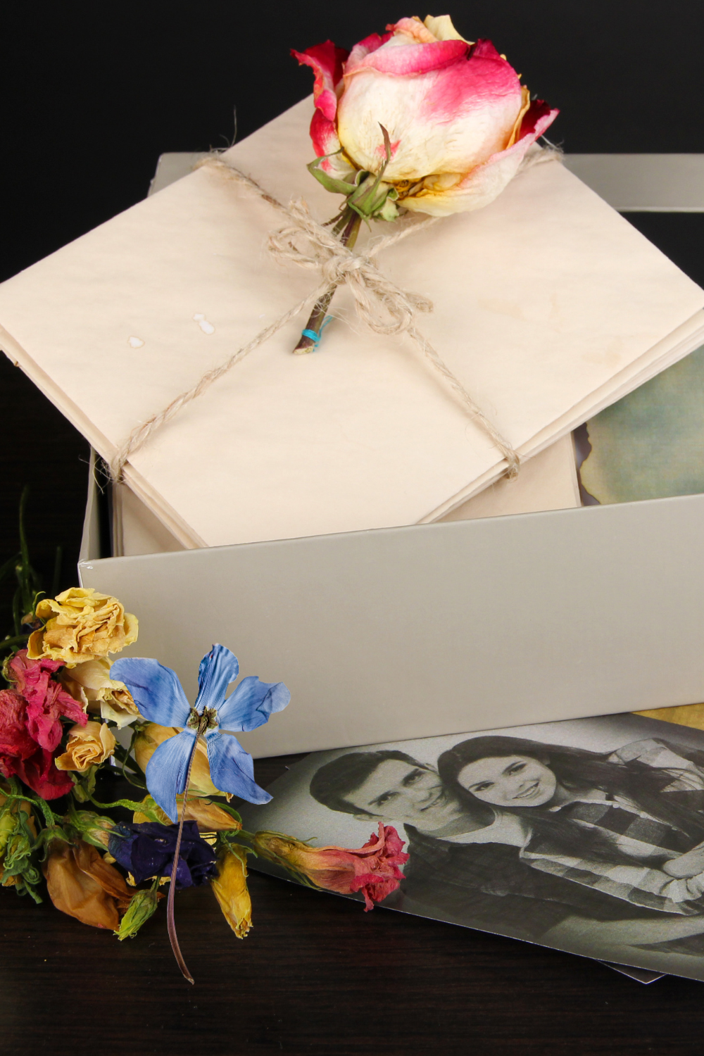  Summer memory box with photos, dried flowers and handwritten notes 