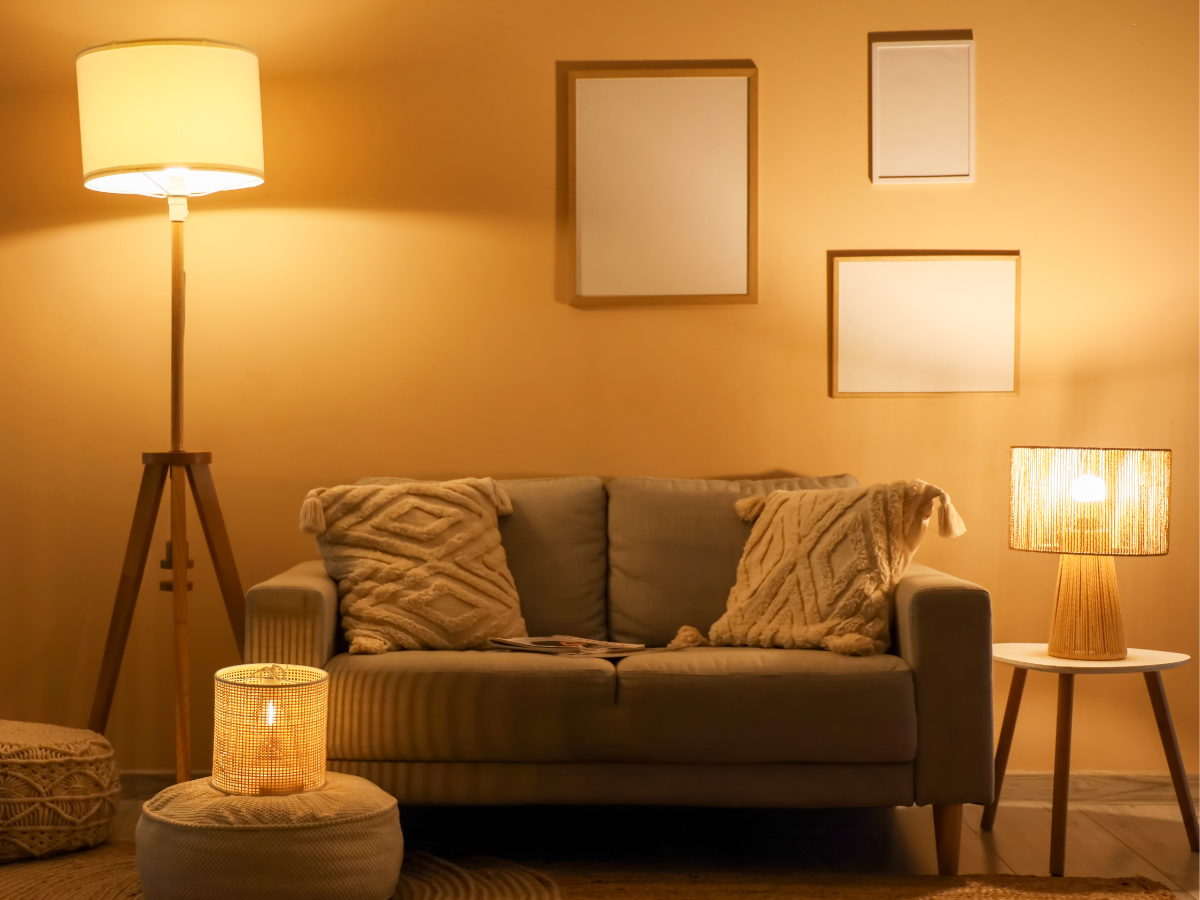 Cosy living room corner with floor lamp and warm lighting creating a hotel-like atmosphere at home